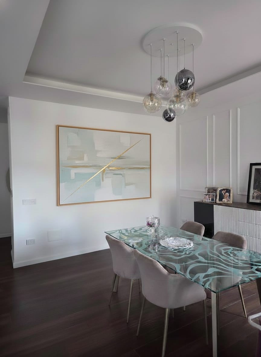 Rendering sala da pranzo elegante con dipinto astratto acqua e oro