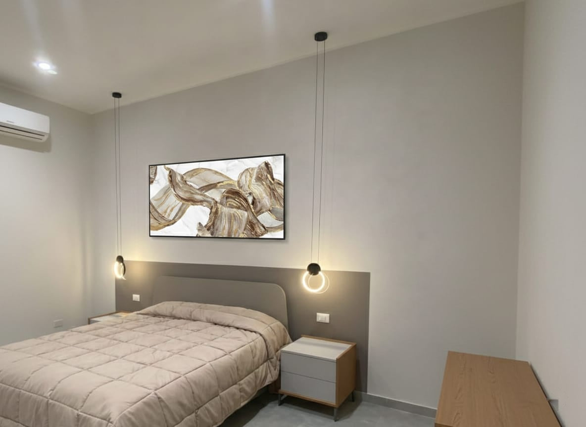Rendering camera da letto con dipinto orizzontale texture dorata